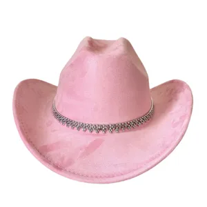 Roze faux-suède cowboyhoed met sprankelende strass-ketting voor feestjes en verkleedpartijen.
