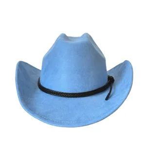 Dettaglio in primo piano del cappello da cowboy in camoscio blu con fascia intrecciata.