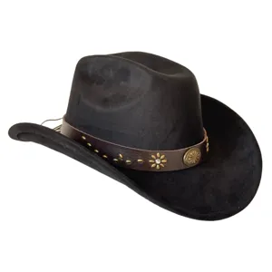 Détail de chapeau de cowboy western en suédine noire avec lanière en cuir, clous et motif floral.