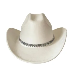 Detail van de witte suède cowboyhoed met een sprankelende strass-kettingband.