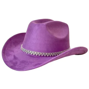 Paarse suède cowboyhoed detail met sprankelende strass ketting band en gebogen rand.