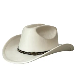 Vista dettagliata del cappello da cowboy western crema con fascia in pelle e catena.