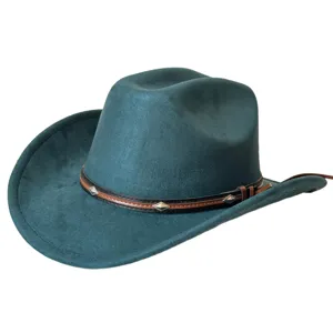 Primer plano detallado del sombrero de vaquero western de ante verde oscuro con banda de cuero.