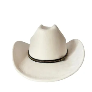 Dettaglio in primo piano del cappello da cowboy western in camoscio con cinturino in pelle e catena.
