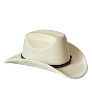 Dettaglio di cappello cowboy in camoscio beige vintage con fascia nera e catena, unisex.