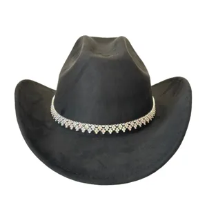 Strass ketting detail op zwarte suède western cowboyhoed, festival feest hoed close-up