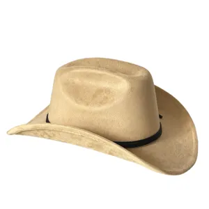Primo piano del classico cappello da cowboy western, camoscio beige con cordino nero intrecciato.