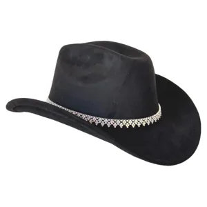 Close-up van de zwarte faux suède western cowboyhoed met glinsterende strass-kettingdetails.