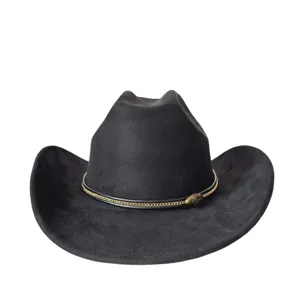 Primo piano dettaglio cappello cowboy camoscio nero con catena metallo e stile retro.