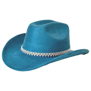 Blauwe suèdevacht cowboyhoed met strass, gedetailleerd overzicht, glanzende ketting.