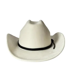 Classico cappello da cowboy in camoscio sintetico con nastro intrecciato nero, stile western.