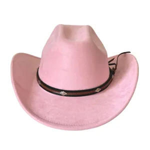 Primer plano detallado del sombrero de vaquero rosa con ala ancha y banda de tachuelas.