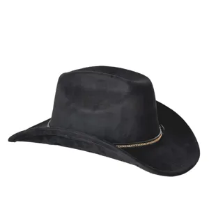 Primo piano del cappello da cowboy occidentale in camoscio nero con elegante catena dorata.