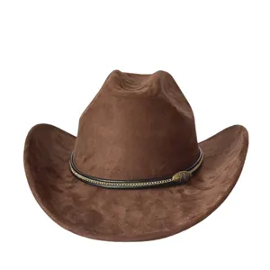 Dettaglio cappello cowboy scamosciato marrone, tesa larga, elegante cinturino a catena.