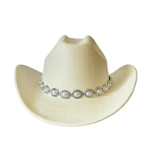 Cappello da cowboy in camoscio bianco con catena di perle argentate, fedora elegante da festa.