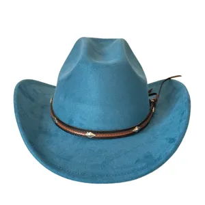 Sombrero de vaquero occidental de ante azul con ala ancha levantada y banda con tachuelas.