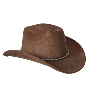 Primo piano del cappello da cowboy western in camoscio marrone con catena metallica.