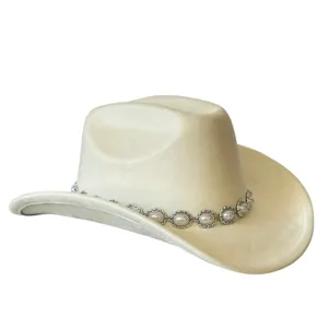 Vista dettagliata del cappello da cowboy in camoscio bianco con delicata catena.