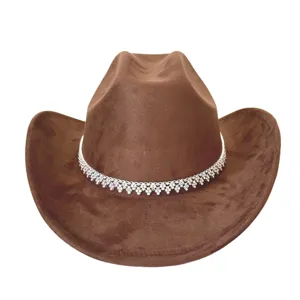 Bruine suède western cowboyhoed met sprankelende strass-kettingdetail, retro feestbekleding.