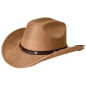 Detalle de sombrero de vaquero western de ante marrón con banda tachonada y ala levantada.