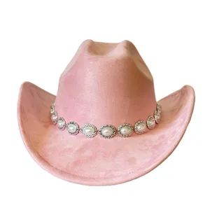 Cappello da cowboy in camoscio rosa con catena di perle e conchiglie argentate lucide.