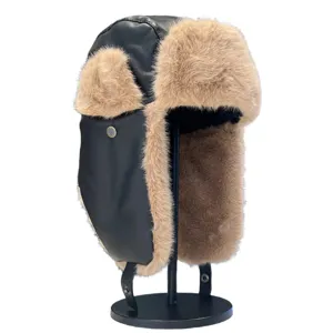 Gros plan de la casquette trappeur chaude en cuir PU noir avec de douces oreillettes en fausse.