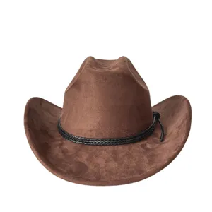 Primo piano del cappello da cowboy in pelle scamosciata marrone con fascia intrecciata.