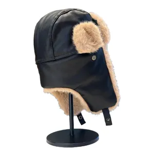 Vue détaillée du bonnet aviateur en cuir PU noir avec oreillettes en peluche et doublure chaude.