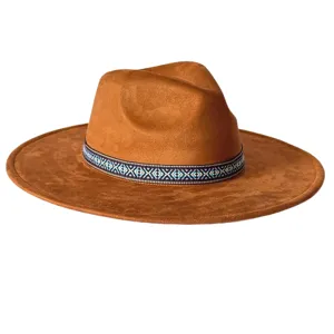 Chapeau fedora marron en suédine à large bord avec bande tissée ethnique tendance.