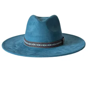 Chapeau fedora bleu en suédine à large bord avec bande tissée à motif ethnique unique.
