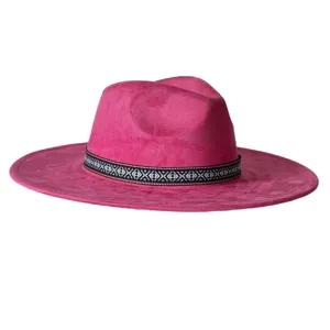 Chapeau fedora rose vif a large bord avec bande ethnique effet suie style retro chic.