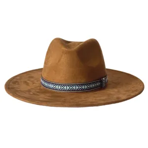 Gros plan du chapeau fedora en suédine marron doté d'un élégant bandeau tissé de style ethnique.