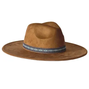 Chapeau fedora marron en suédine à large bords avec bande tissée ethnique, style vintage.