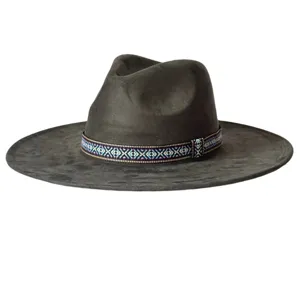 Gros plan sur le ruban tissé géométrique rétro du chapeau fedora gris foncé à large bord.