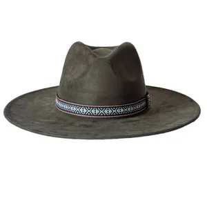 Chapeau fedora gris foncé à large bord en suédine avec bande tissée ethnique style jazz rétro.
