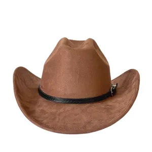 Primo piano del cappello da cowboy western in pelle scamosciata marrone con fascia e fibbia.