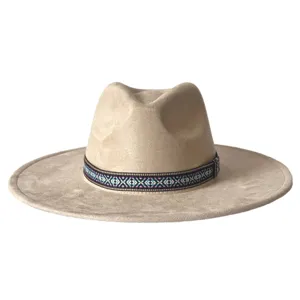 Chapeau classique à large bord avec bande ethnique géométrique, style suédine vintage.