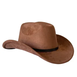 Primo piano del cappello da cowboy occidentale marrone con morbida consistenza scamosciata e fascia nera.