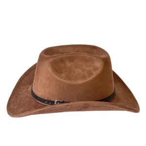Vista dettagliata del cappello da cowboy western in camoscio marrone con fascia nera.