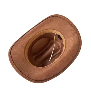 Vista dettagliata dell'interno del cappello da cowboy western in camoscio marrone con etichetta.