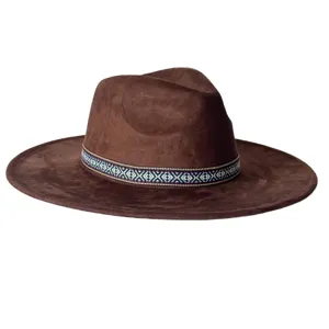 Chapeau fedora marron en suédine à large bords avec ruban ethnique style jazz