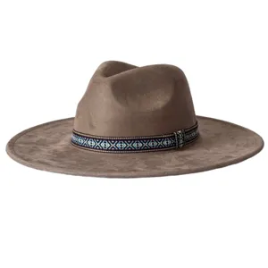 Chapeau fedora en feutre à large bord de style ethnique avec bande à motif géométrique.