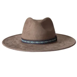 Gros plan détaillé d'un chapeau feutre fedora large bord en suédine à motif ethnique.