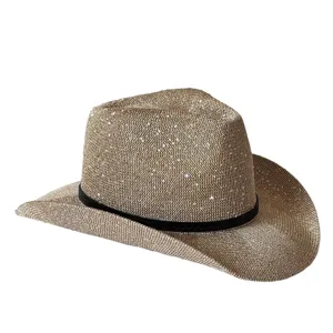 Primo piano sui dettagli del cappello di paglia scintillante con texture traspirante e fascia nera.