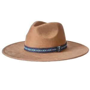 Gros plan détaillé du chapeau fedora à large bord orné d'un ruban à motif géométrique ethnique.