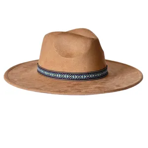 Vue détaillée d'un chapeau fedora marron en suédine avec une bande ethnique colorée.