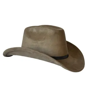 Dettaglio ravvicinato del cappello da cowboy western in camoscio marrone a tesa larga.