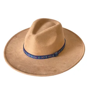 Klassieke kameelkleurige suède fedora hoed met etnische band, vintage jazz stijl hoed.