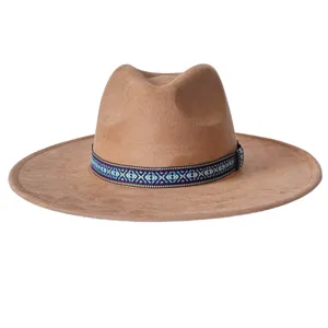 Gros plan détaillé du chapeau fedora marron en daim synthétique avec un ruban tissé ethnique.
