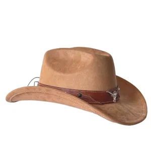 Primo piano del cappello da cowboy western in camoscio retrò con testa di toro in metallo.